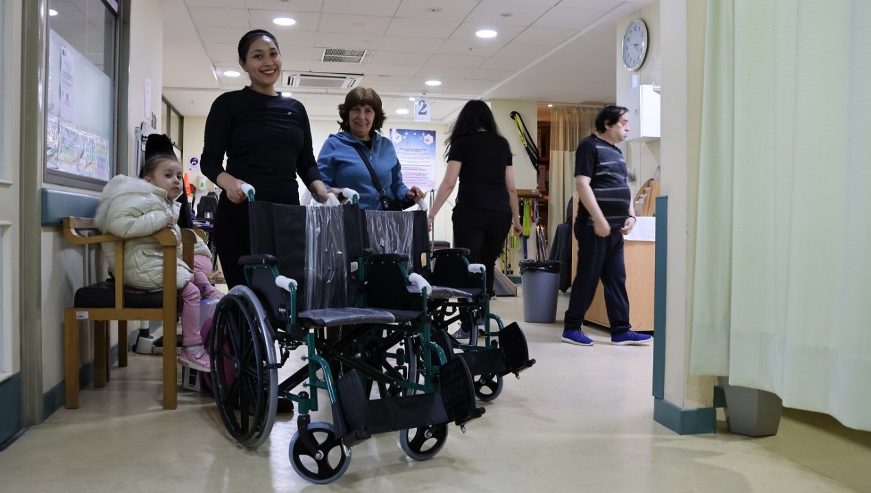 /hospital-clinico-magallanes-gestiona-200-sillas-de-ruedas-para-distribuir-a