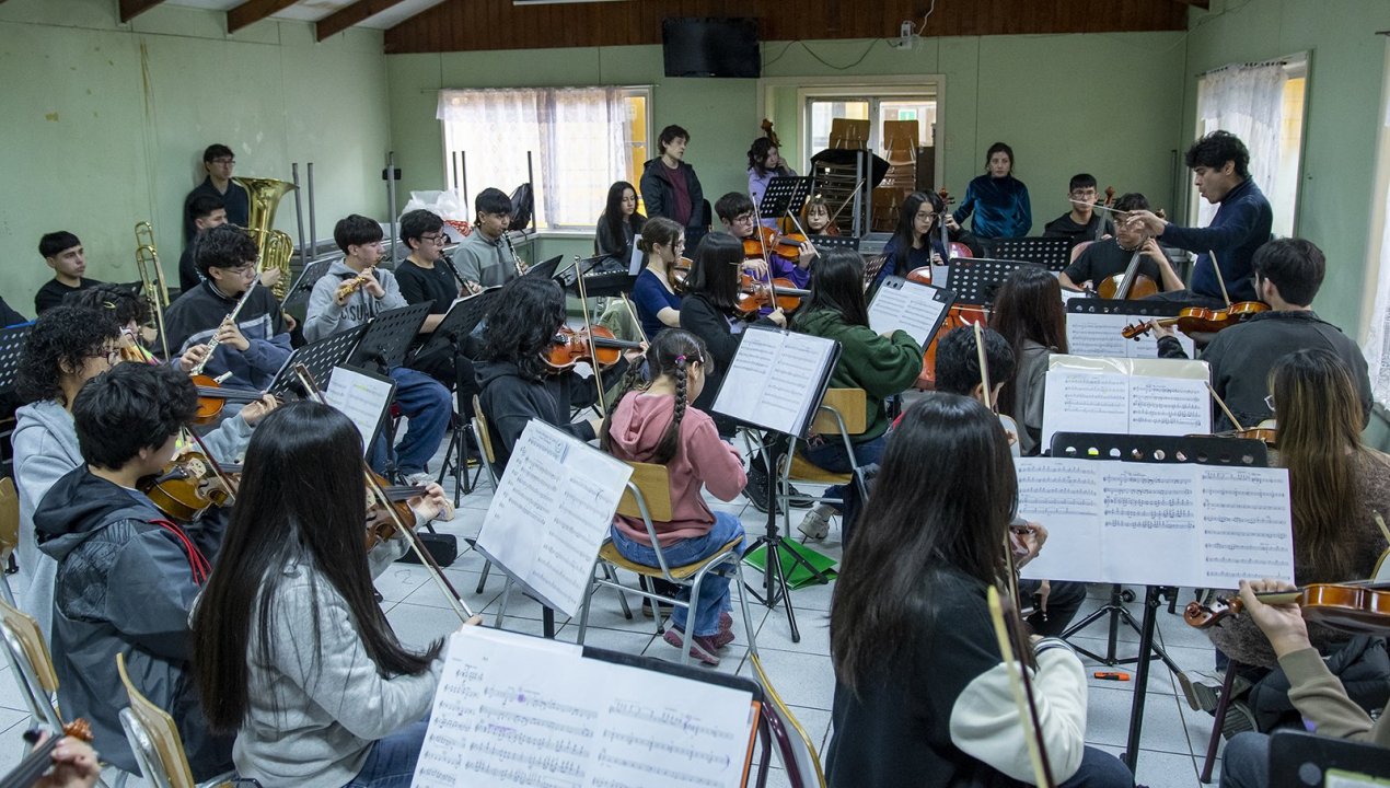 /sofia-paez-joven-contrabajista-se-prepara-para-su-primer-concierto-con-la