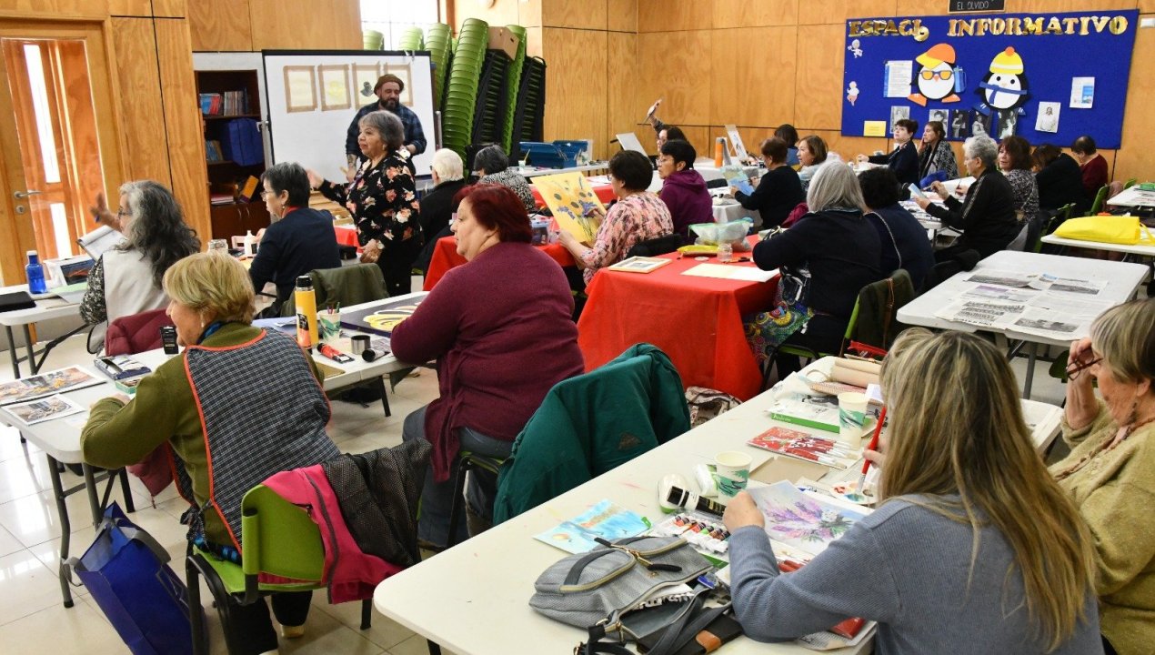/adultos-mayores-de-punta-arenas-participan-en-taller-de-pintura-acrilica