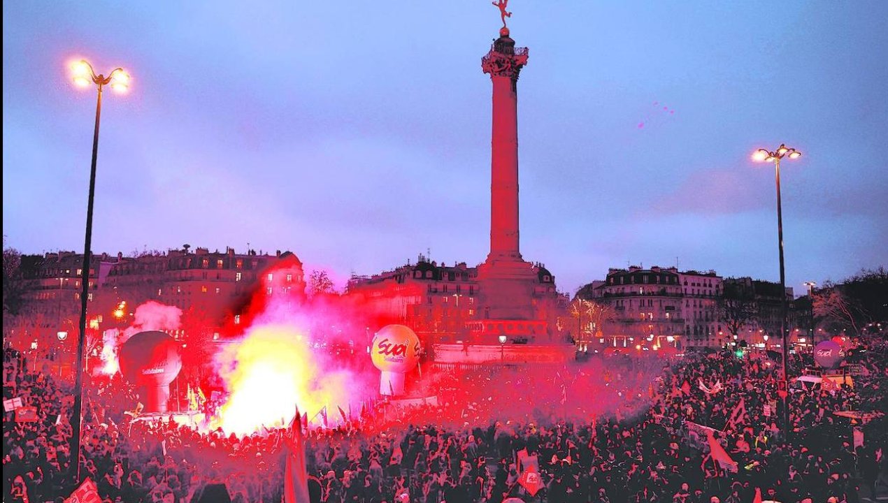 /francia-noche-de-furia-se-vive-en-paris-por-aprobacion-a-reforma-de-pensiones