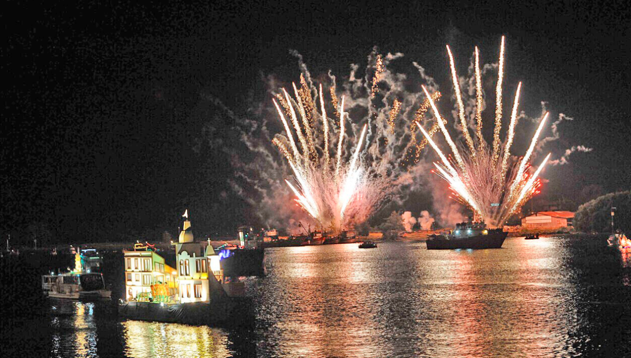 /regionales/region-de-los-rios/corso-fluvial-murga-y-fuegos-artificiales-se-toman-la-noche-valdiviana